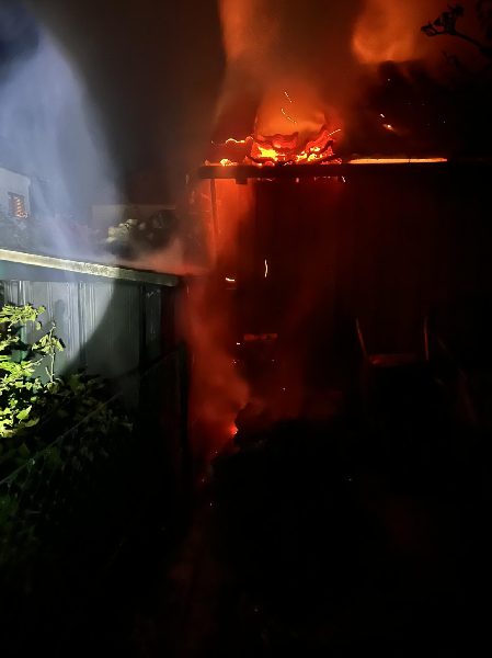 Brand Garten Hütte im dicht verbauten Wohngebie (Bild 2)
